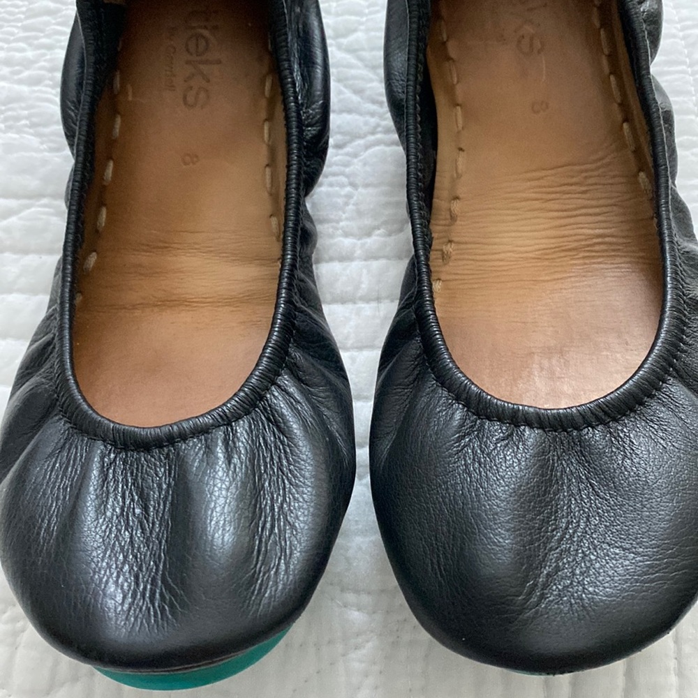 Black leather Tieks ballet flat size 8 - in good condition box flower & bags
